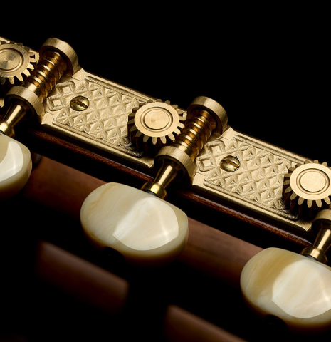 The tuning machines of a 2025 Vicente Carrillo "Primera Especial" classical guitar made of spruce and Malaysian blackwood