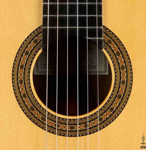 The rosette of a 2025 Vicente Carrillo "Primera Especial" classical guitar made of spruce and Malaysian blackwood