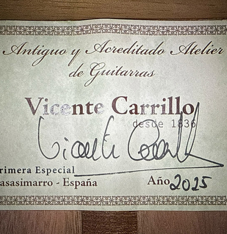 The label of a 2025 Vicente Carrillo "Primera Especial" classical guitar made of spruce and Malaysian blackwood