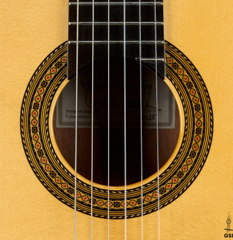 The rosette of a 2025 Vicente Carrillo "Primera Especial" classical guitar made of spruce and Malaysian blackwood