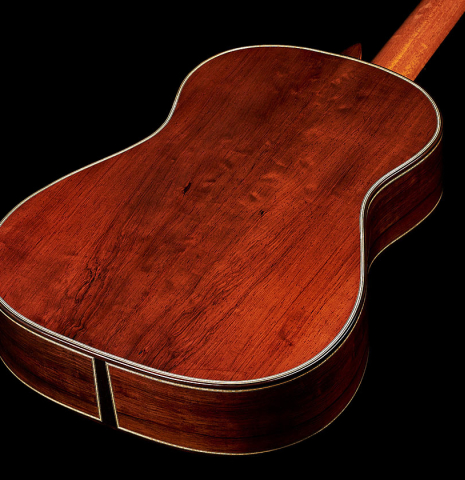 The back and sides of a 2023 Gerardo Centonze classical guitar made of cedar and African rosewood