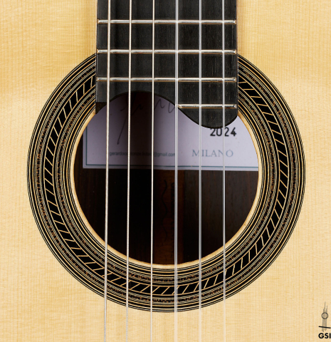 The rosette of a 2024 Gerardo Centonze classical guitar made of spruce and Indian rosewood