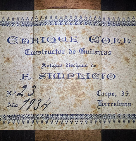 The label of a 1934 Enrique Coll classical guitar made of spruce and CSA rosewood