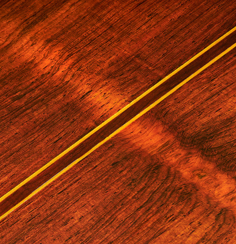 Detail of the grains of the back and center seam of a 1971 Manuel Contreras classical guitar made of spruce and CSA rosewood