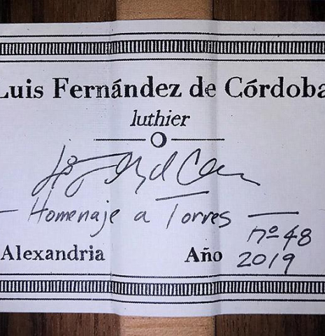 The label of a 2019 Luis Fernandez de Cordoba &quot;Homenaje a Torres&quot; classical guitar made with spruce and Indian laurel.
