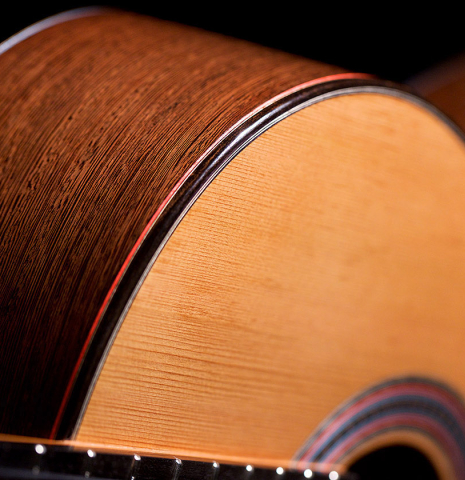The side and binding of a 2022 Luis Fernandez de Cordoba "Tricolor" made of cedar and wenge