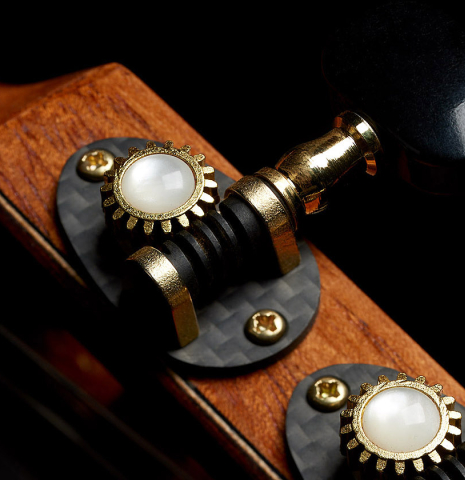 The tuning machines of a 2020 Yulong Guo "Granada" classical guitar made of spruce and CSA rosewood