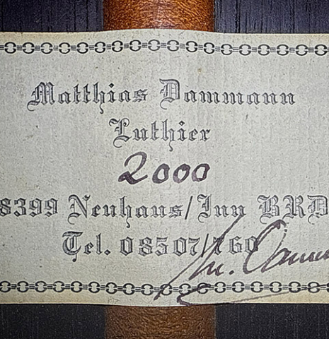 The label of a 2000 Matthias Dammann classical guitar (ex Scott Tennant) made of cedar and CSA rosewood