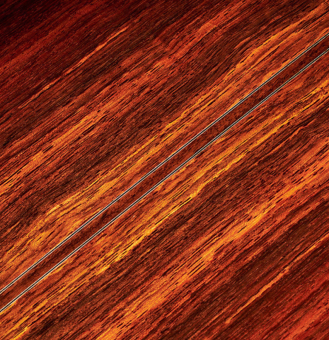 Detail of the back center seam and purfling of a 2023 Thomas Dauge classical guitar made of spruce and Indian rosewood