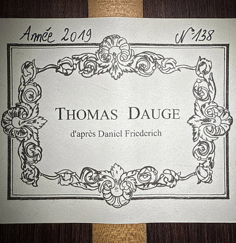 The label of a 2019 Thomas Dauge "d'après Daniel Friederich" classical guitar made of cedar and Indian rosewood