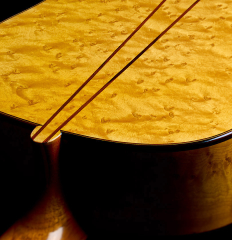 The heel, back binding and purfling of a 2025 Francesco De Gregorio "Torres, SE 111" classical guitar made of spruce and maple
