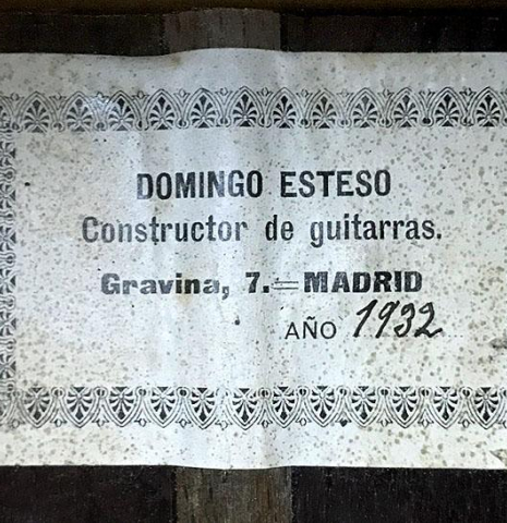 The label of a 1932 Domingo Esteso classical guitar made of spruce and CSA rosewood