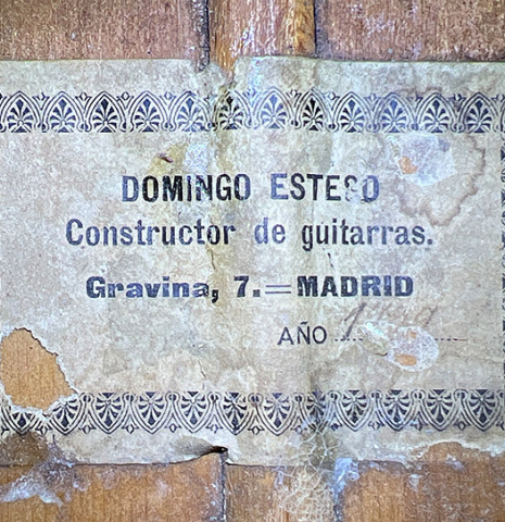 The label of a 1929 Domingo Esteso classical guitar made with spruce and cypress