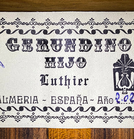 The label of a 2021 Gerundino Fernandez Hijo &quot;Negra&quot; flamenco guitar made with spruce and pau ferro