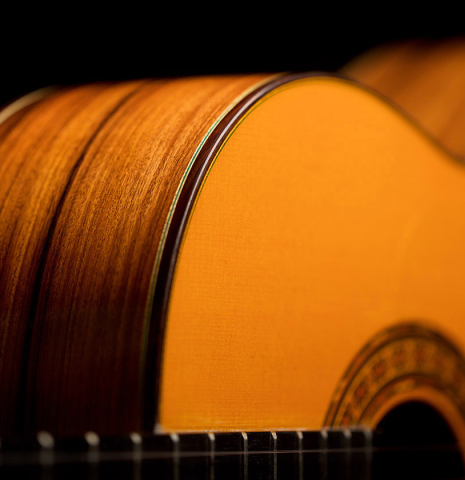 The side and soundboard of a 2021 Gerundino Fernandez Hijo &quot;Negra&quot; flamenco guitar made with spruce and pau ferro