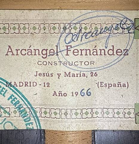 The label of a 1966 Arcangel Fernandez classical guitar made of spruce and CSA rosewood