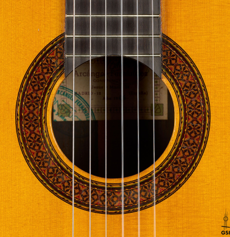 The rosette of a 1966 Arcangel Fernandez classical guitar made of spruce and CSA rosewood