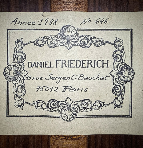 The label of a 1988 Daniel Friederich (ex Roberto Aussel) classical guitar made of cedar and Indian rosewood.