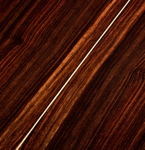 The back center seam of a 2025 Liuteria Frignani "1910 Manuel Ramirez" classical guitar made of spruce and Indian rosewood