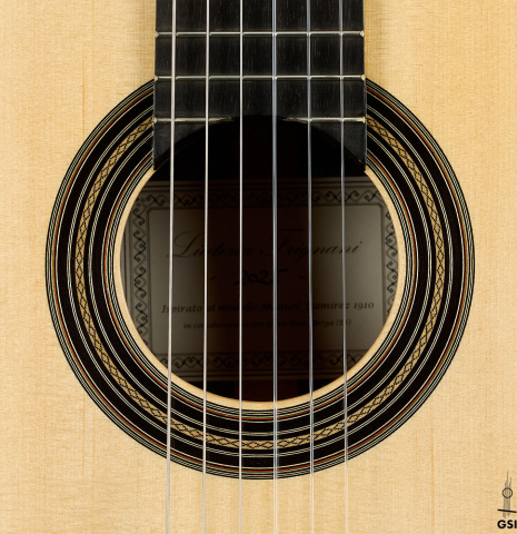 The rosette of a 2025 Liuteria Frignani "1910 Manuel Ramirez" classical guitar made of spruce and Indian rosewood