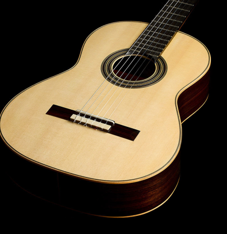 The soundboard of a 2025 Liuteria Frignani "1910 Manuel Ramirez" classical guitar made of spruce and Indian rosewood
