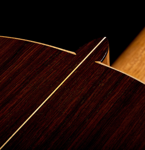 The heel, back binding and purfling of a 2026 Liuteria Frignani "1910 Manuel Ramirez" classical guitar made of spruce and Indian rosewood