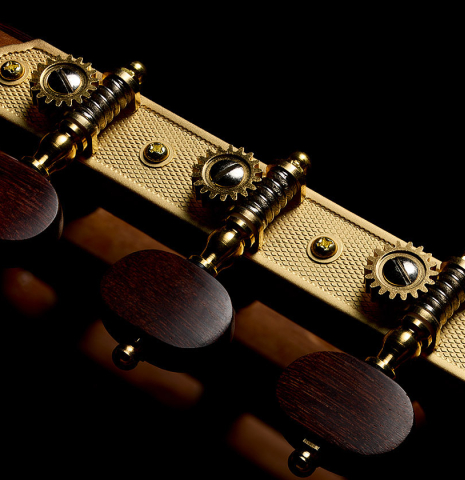 The tuning machines of a 2026 Liuteria Frignani "1910 Manuel Ramirez" classical guitar made of spruce and Indian rosewood