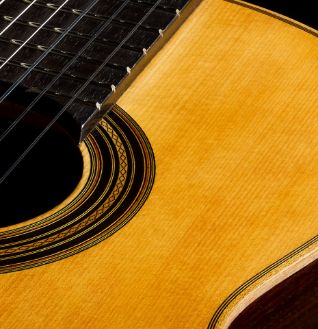 The soundboard of a 2026 Liuteria Frignani "1910 Manuel Ramirez" classical guitar made of spruce and Indian rosewood