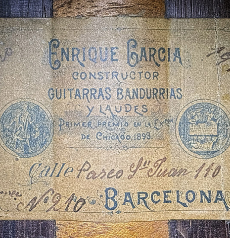 The label of a 1918 Enrique Garcia classical guitar made of spruce and CSA rosewood
