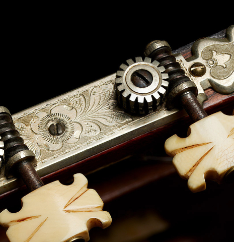 The tuning machines of a 1918 Enrique Garcia classical guitar made of spruce and CSA rosewood