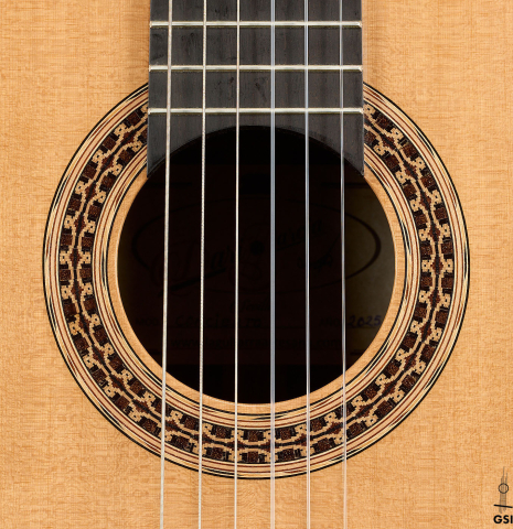 The rosette of a 2025 Darío García classical guitar made of sitka spruce and Indian rosewood
