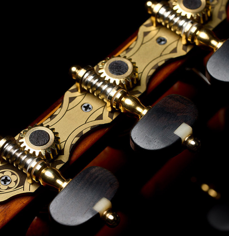 The tuning machines of a 2023 Francisco Navarro Garcia classical guitar made of spruce and Indian rosewood