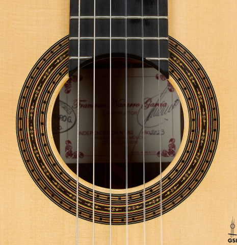 The rosette of a 2023 Francisco Navarro Garcia classical guitar made of spruce and Indian rosewood