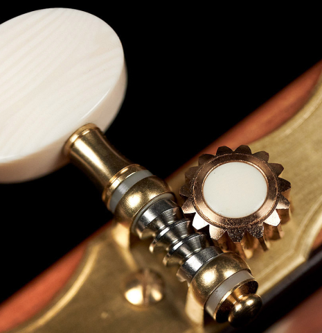 The machine heads of a 2023 Pavel Gavryushov classical guitar made of spruce and Indian rosewood