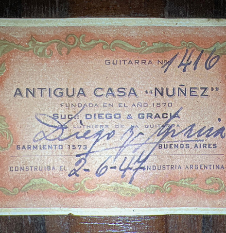 The label of a 1947 Diego y Gracia classical guitar made of spruce and CSA rosewood