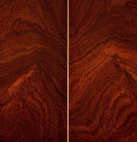 The back center seam of a 2025 Mario Grimaldi "1920 Santos" classical guitar made of spruce and African rosewood