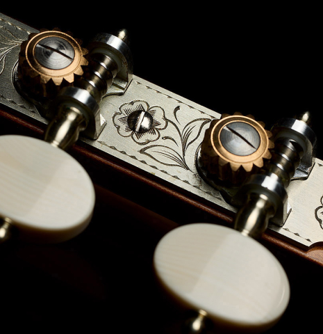 The tuning machines of a 2025 Mario Grimaldi "1920 Santos" classical guitar made of spruce and African rosewood