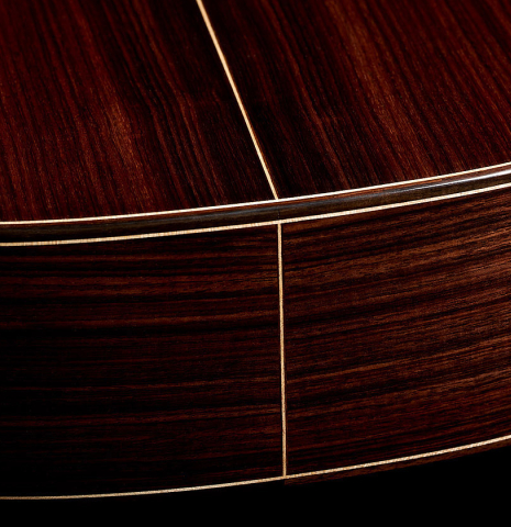 The sides at the foot of a 2025 Yulong Guo "Torres SE 124" classical guitar made of spruce and Indian rosewood