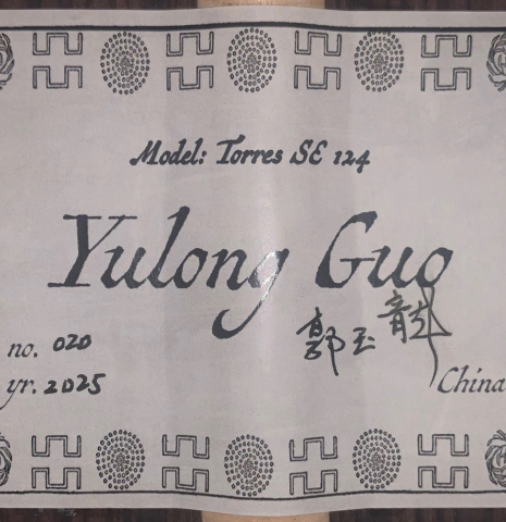 The label of a 2025 Yulong Guo "Torres SE 124" classical guitar made of spruce and Indian rosewood