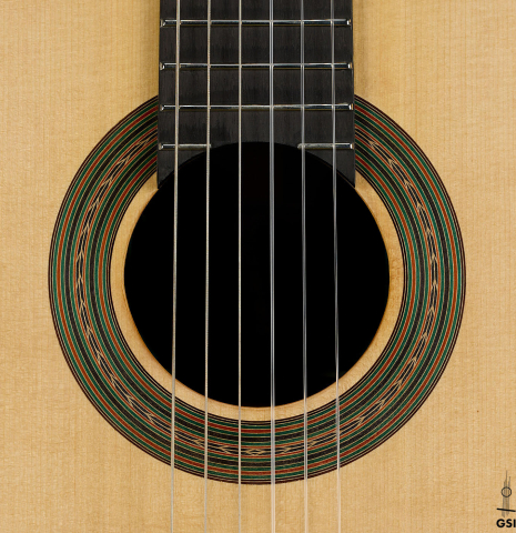 The rosette of a 2025 Yulong Guo "Torres SE 124" classical guitar made of spruce and Indian rosewood