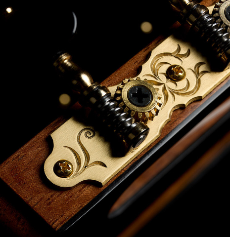 The tuning machines of a 2025 Yulong Guo "Torres SE 124" classical guitar made of spruce and Indian rosewood