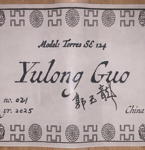 The label of a 2025 Yulong Guo "Torres SE 124" classical guitar made of spruce and cypress