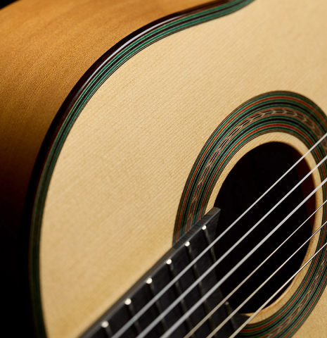 The top binding and purfling of a 2025 Yulong Guo "Torres SE 124" classical guitar made of spruce and cypress