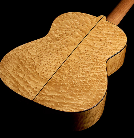The back center seam of a 2025 Yulong Guo "Torres SE 124" classical guitar made of spruce and maple