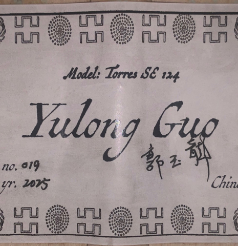The label of a 2025 Yulong Guo "Torres SE 124" classical guitar made of spruce and maple