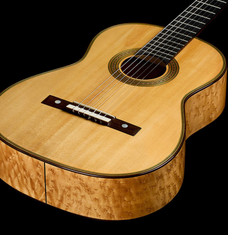The top binding and purfling of a 2025 Yulong Guo "Torres SE 124" classical guitar made of spruce and maple