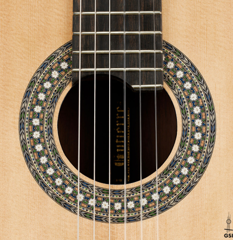 The rosette of a 2024 Miguel Angel Gutierrez classical guitar made of spruce and Indian rosewood.