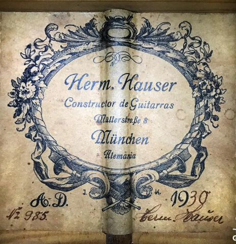 The label of a 1930 Hermann Hauser I "Llobet" classical guitar made of spruce and maple