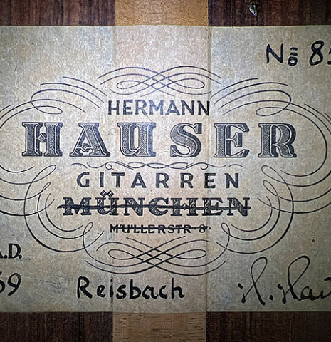 The label of a 1969 Hermann Hauser II (ex Pepe Romero) made of cedar and CSA rosewood