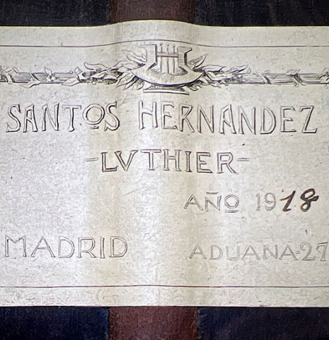 The label of a 1918 Santos Hernandez classical guitar made with spruce and csa rosewood